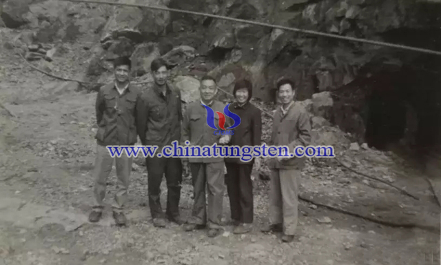 1959年，盛中烈（左一）陪同蘇聯(lián)專(zhuān)家考察上房溝鉬礦坑道