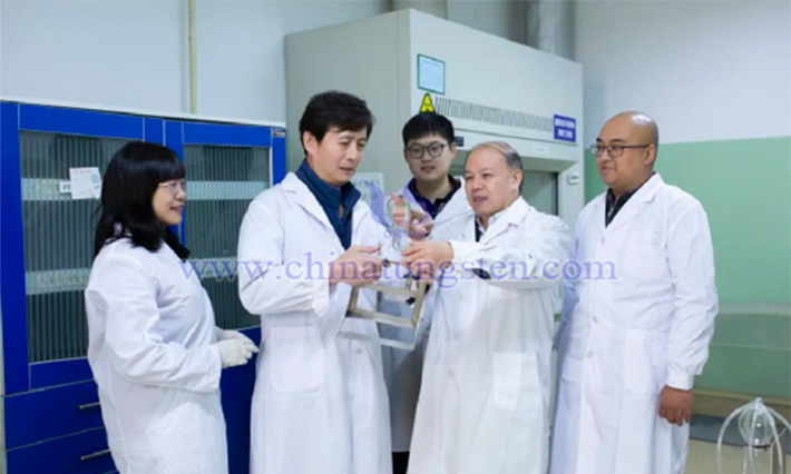 原子能院放射性同位素製備技術(shù)團(tuán)隊開展實(shí)驗(yàn)工作